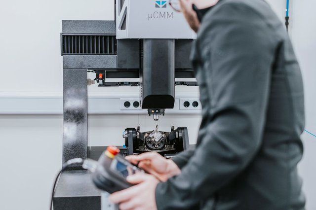 Bruker Alicona's µCMM with operator.