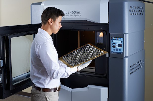 Fortus 450mc Man inspecting tray.jpg