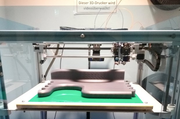 German RepRap x400 with manufactured puzzle part