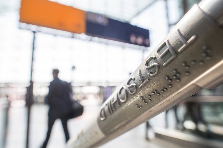 Handrail sign with braille (Source: Deutsche Bahn AG/Oliver Lang)